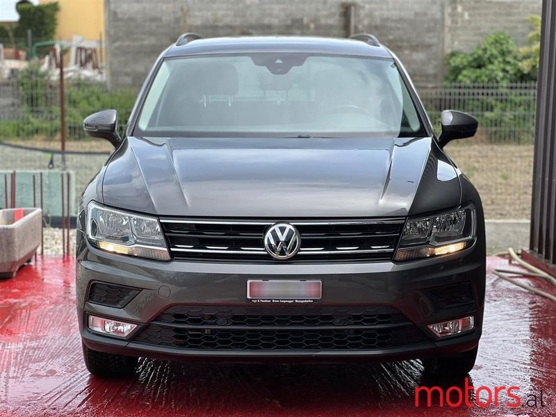 2016' Volkswagen Tiguan photo #2