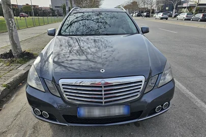 2011' Mercedes-Benz E 220