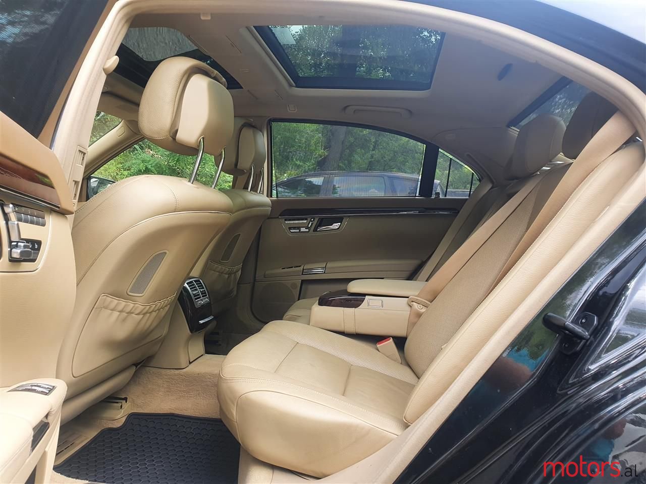 2011' Mercedes-Benz S 550 photo #4