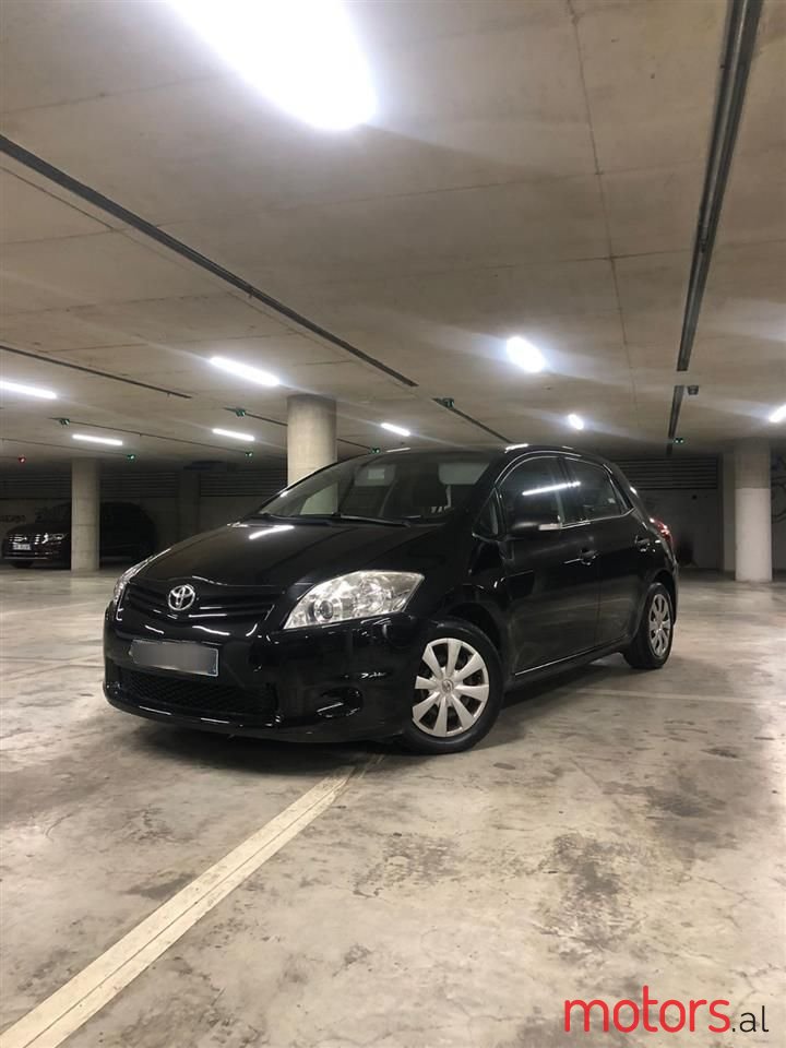 2011' Toyota Auris photo #2