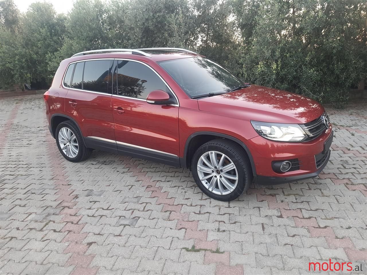 2012' Volkswagen Tiguan photo #2