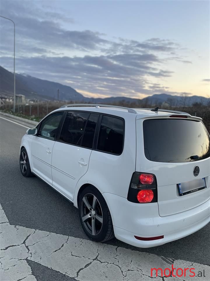 2008' Volkswagen Touran photo #1