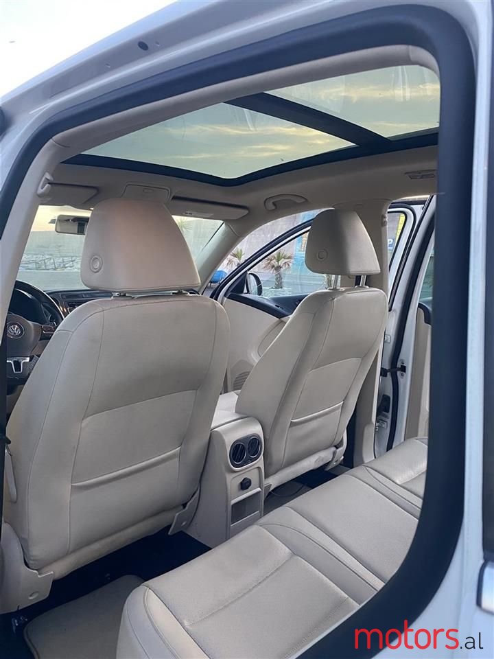 2012' Volkswagen Tiguan photo #3
