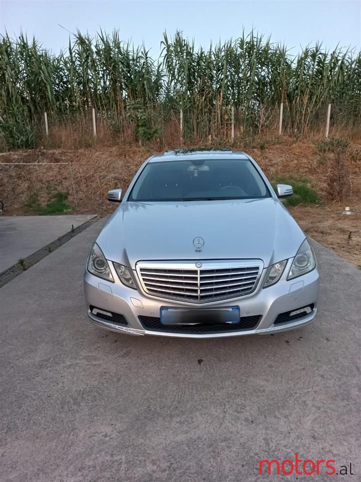 2010' Mercedes-Benz 300 photo #1