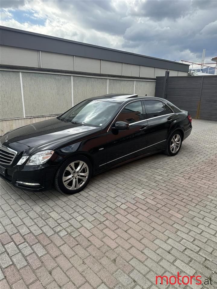 2011' Mercedes-Benz E 220 photo #2