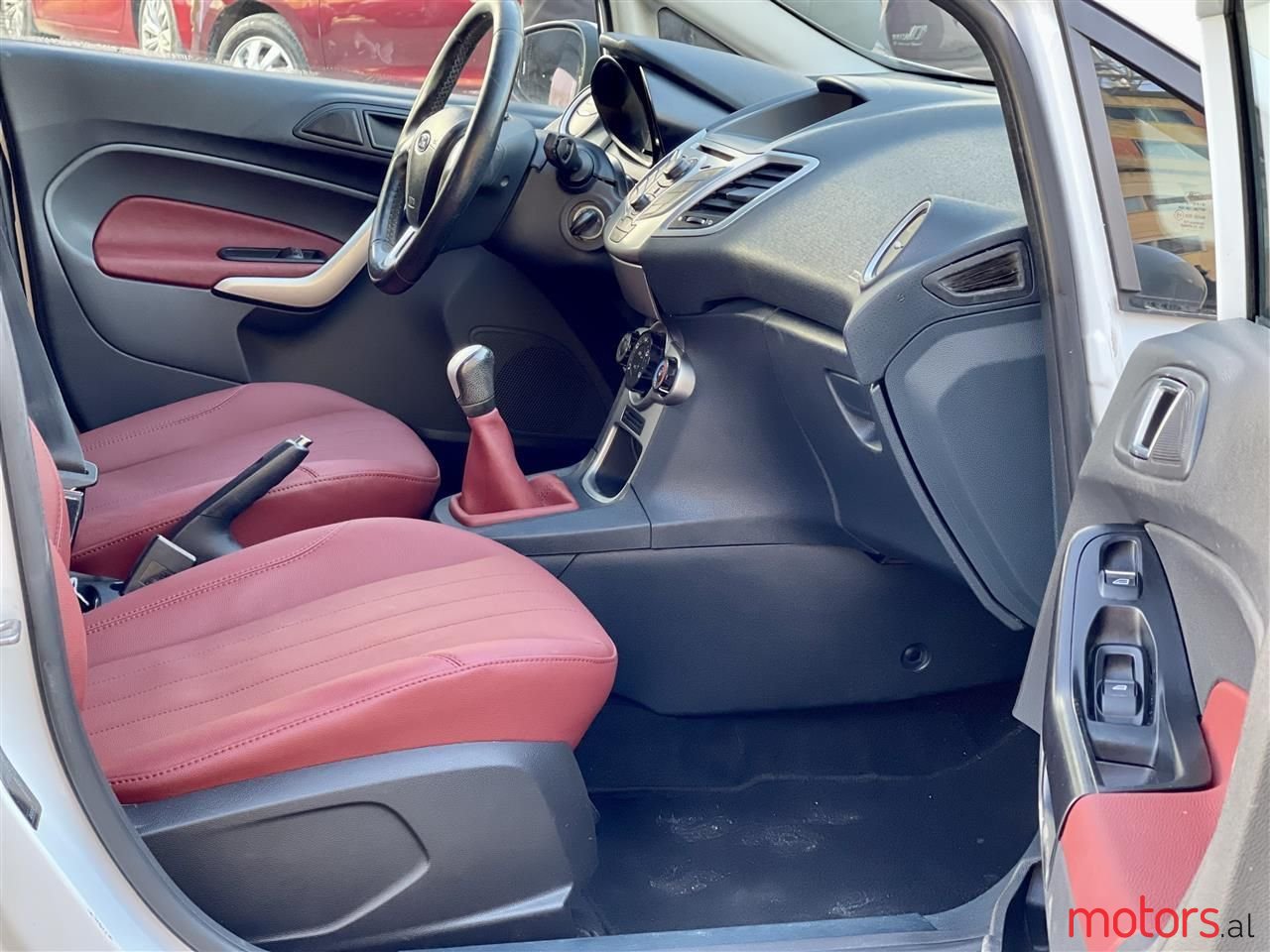 2013' Ford Fiesta photo #2