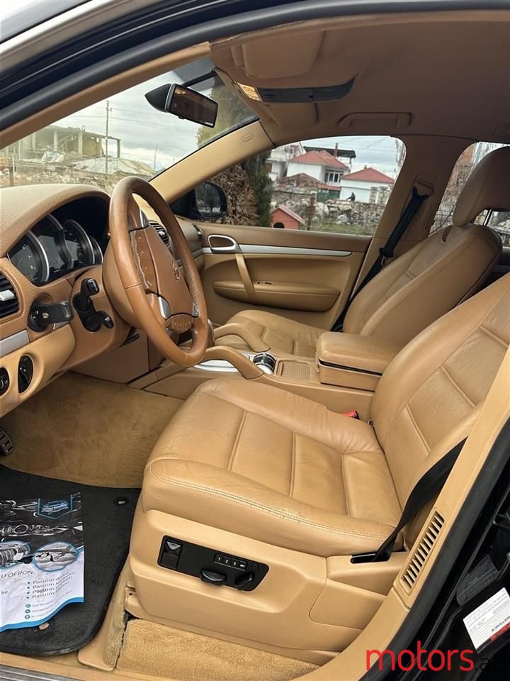 2005' Porsche Cayenne photo #4