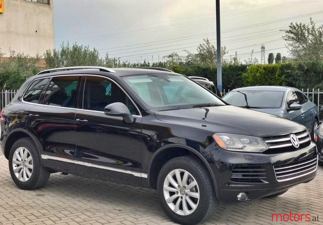 2011' Volkswagen Touareg photo #1