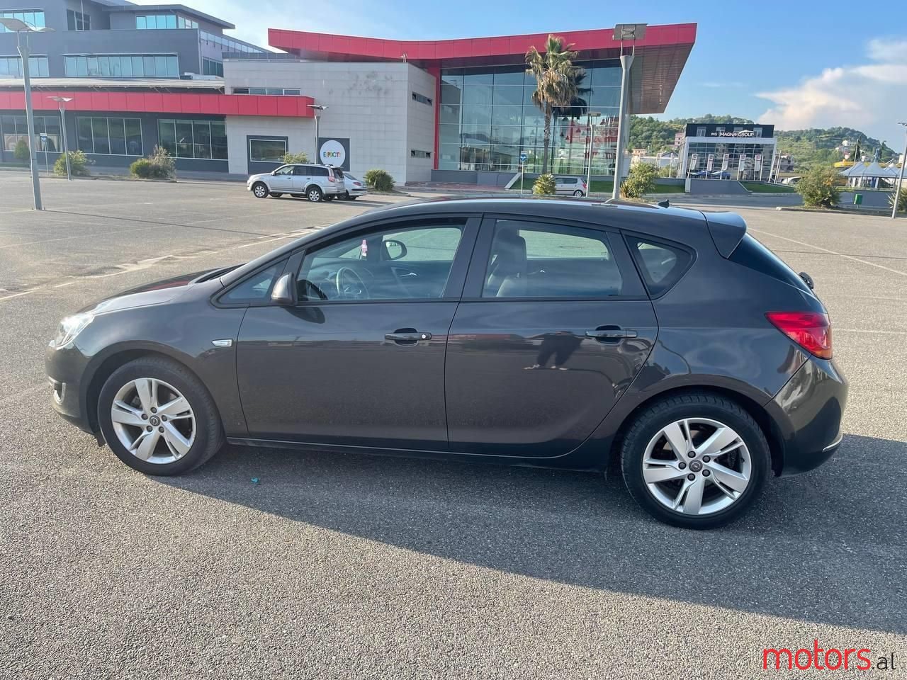 2013' Opel Astra photo #2