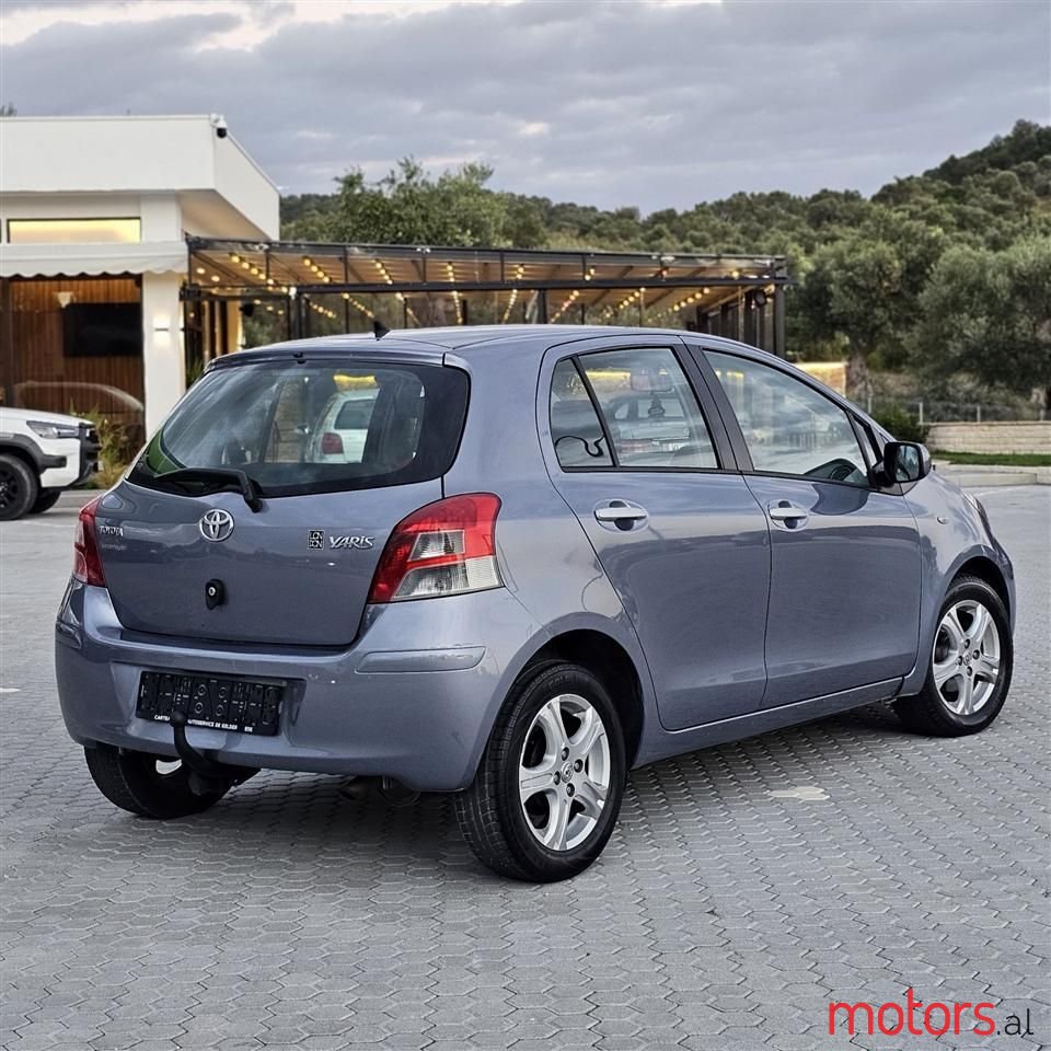2011' Toyota Yaris photo #4