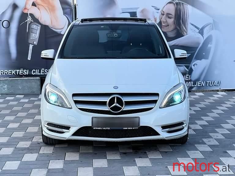 2012' Mercedes-Benz B 200 photo #5