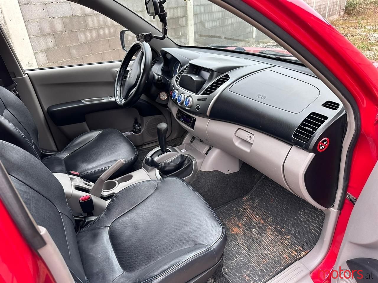 2010' Mitsubishi L200 photo #6