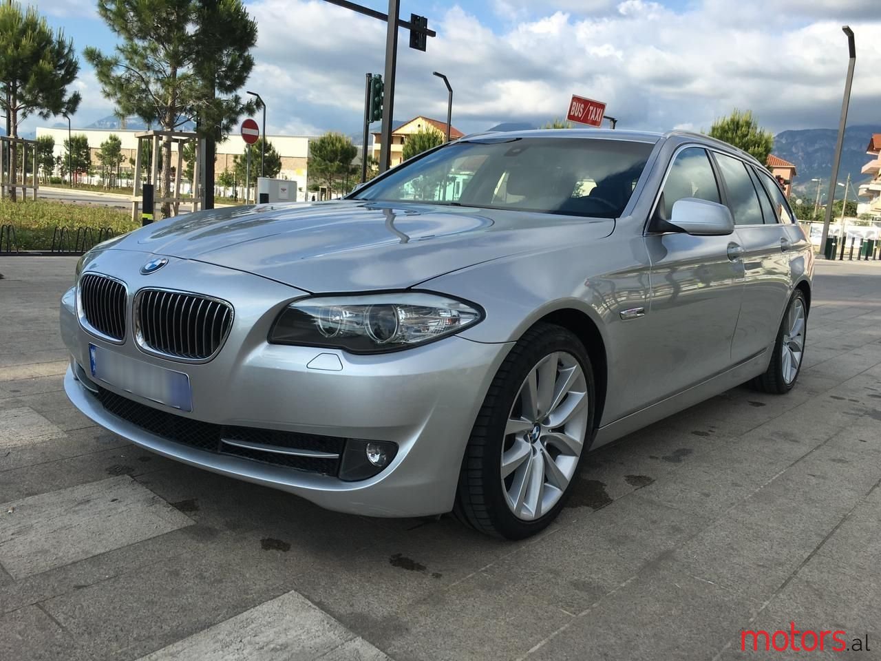 2011' BMW 520 photo #6