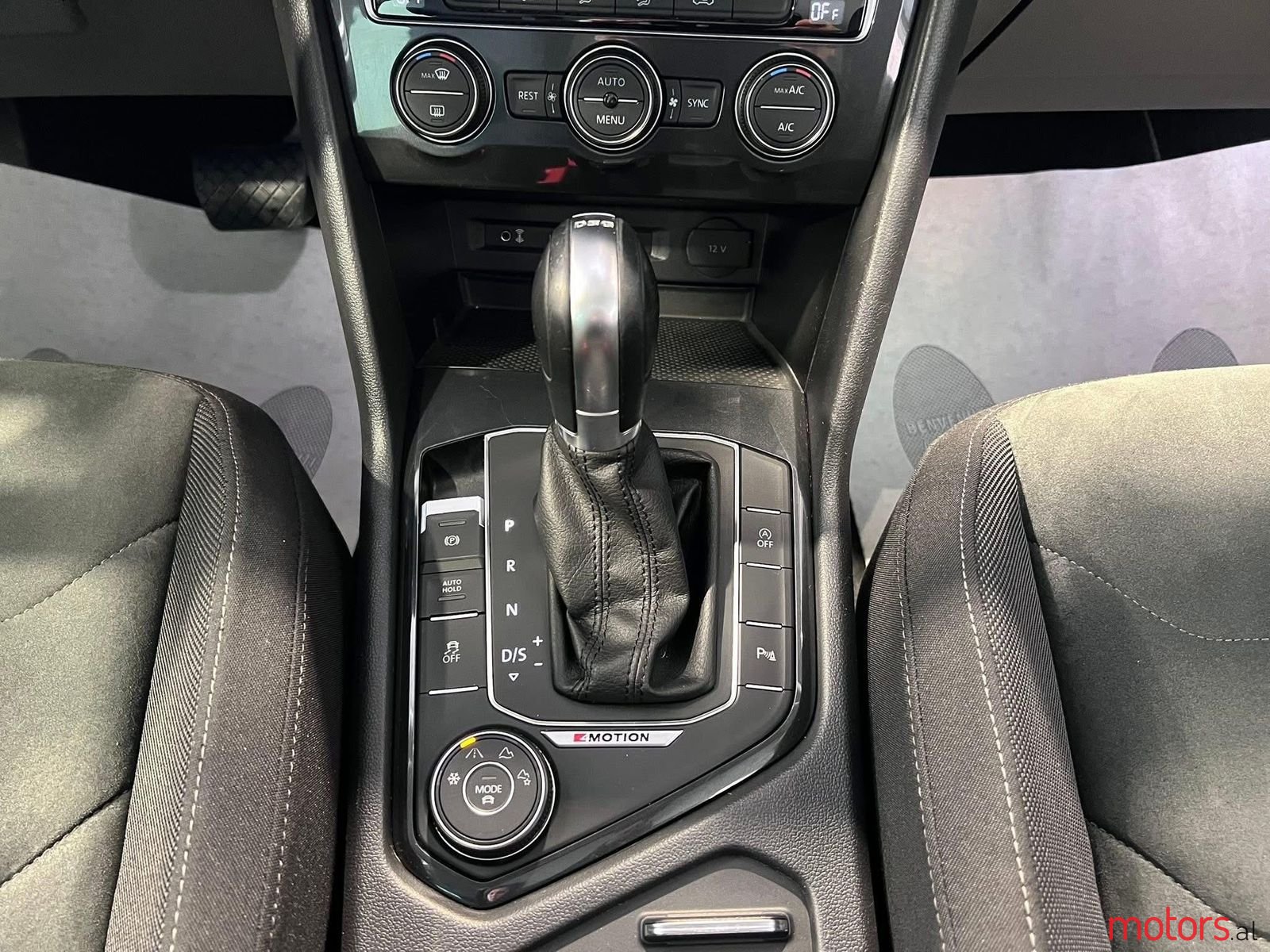 2017' Volkswagen Tiguan photo #3
