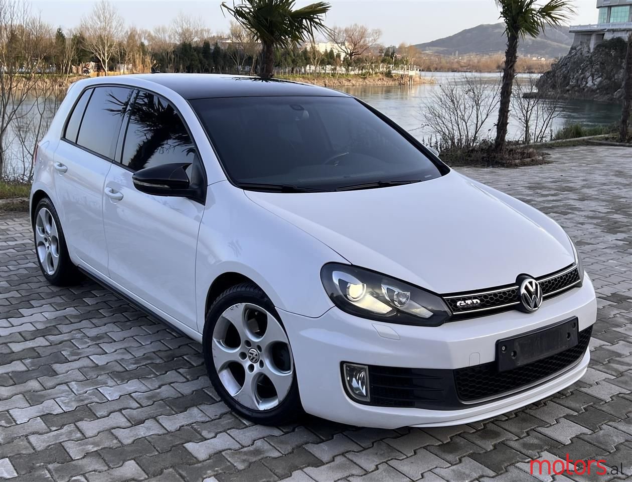 2011' Volkswagen Golf photo #1