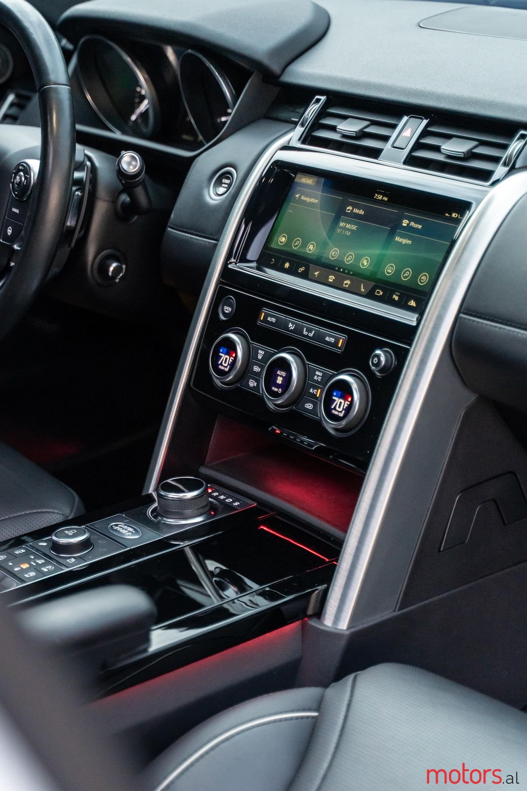 2018' Land Rover Discovery photo #6