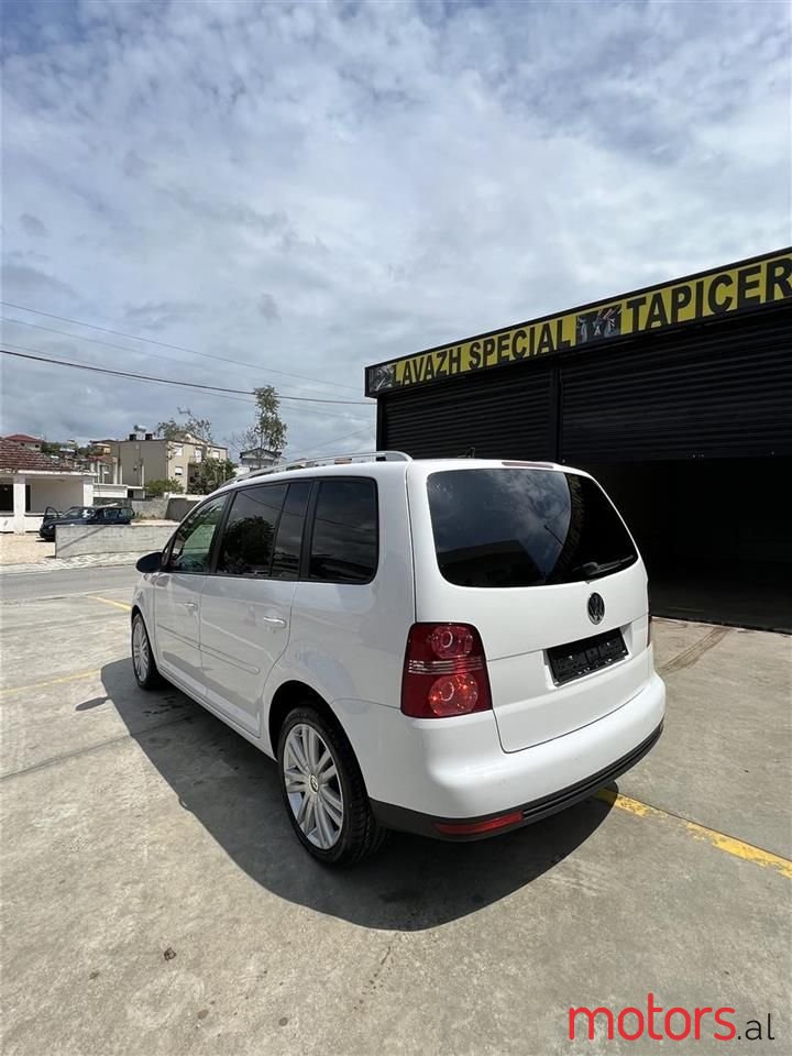 2009' Volkswagen Touran photo #3