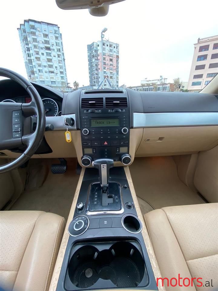 2009' Volkswagen Touareg photo #4