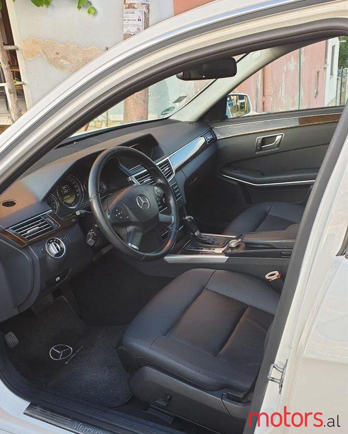 2012' Mercedes-Benz E 220 photo #2