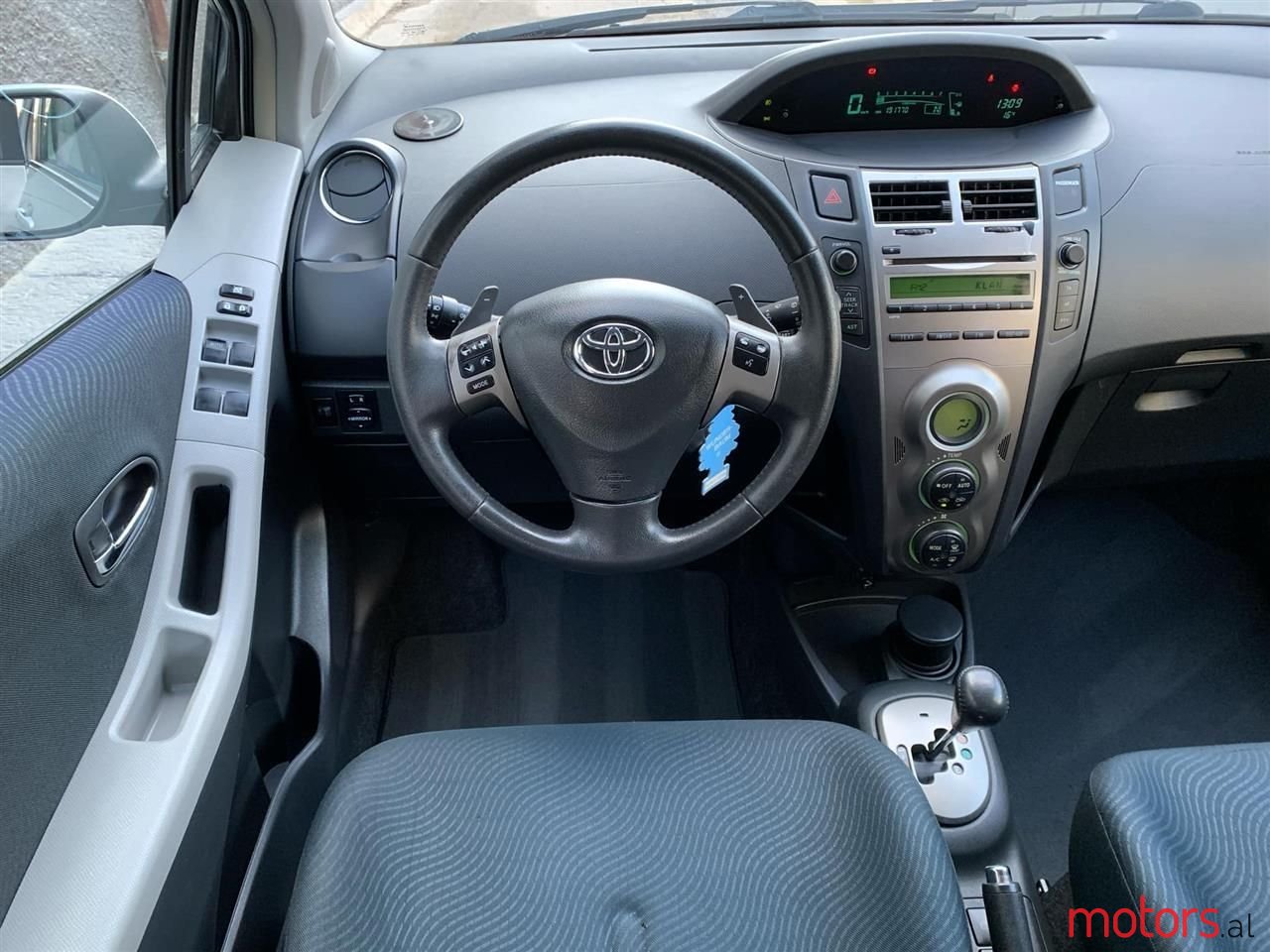 2009' Toyota Yaris photo #4