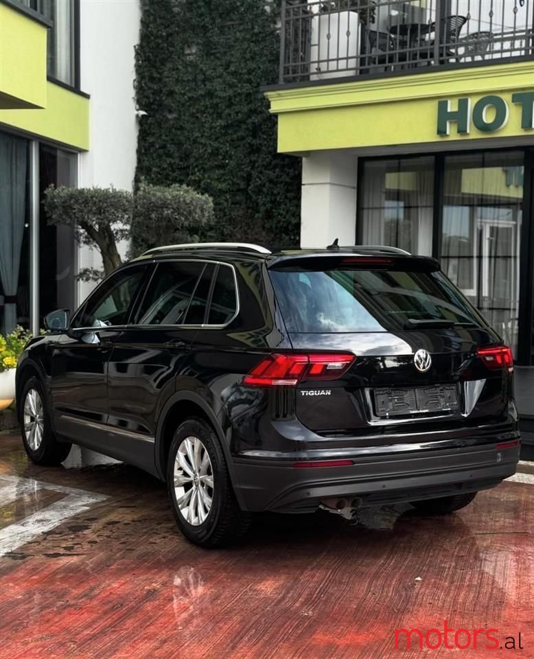 2019' Volkswagen Tiguan photo #4