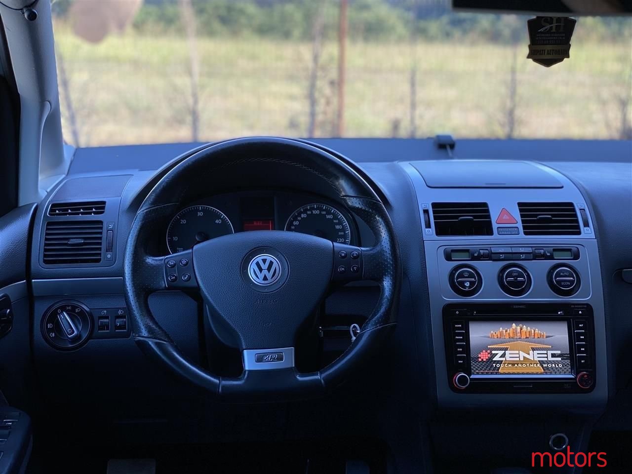 2005' Volkswagen Touran photo #4