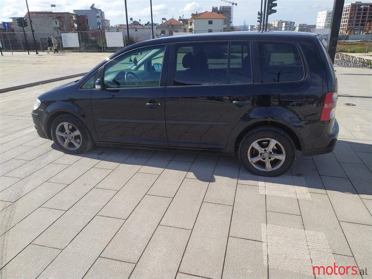 2008' Volkswagen Touran photo #3