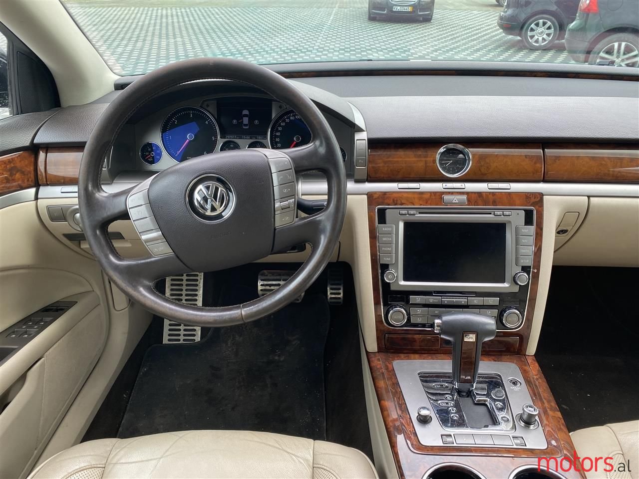 2012' Volkswagen Phaeton photo #3