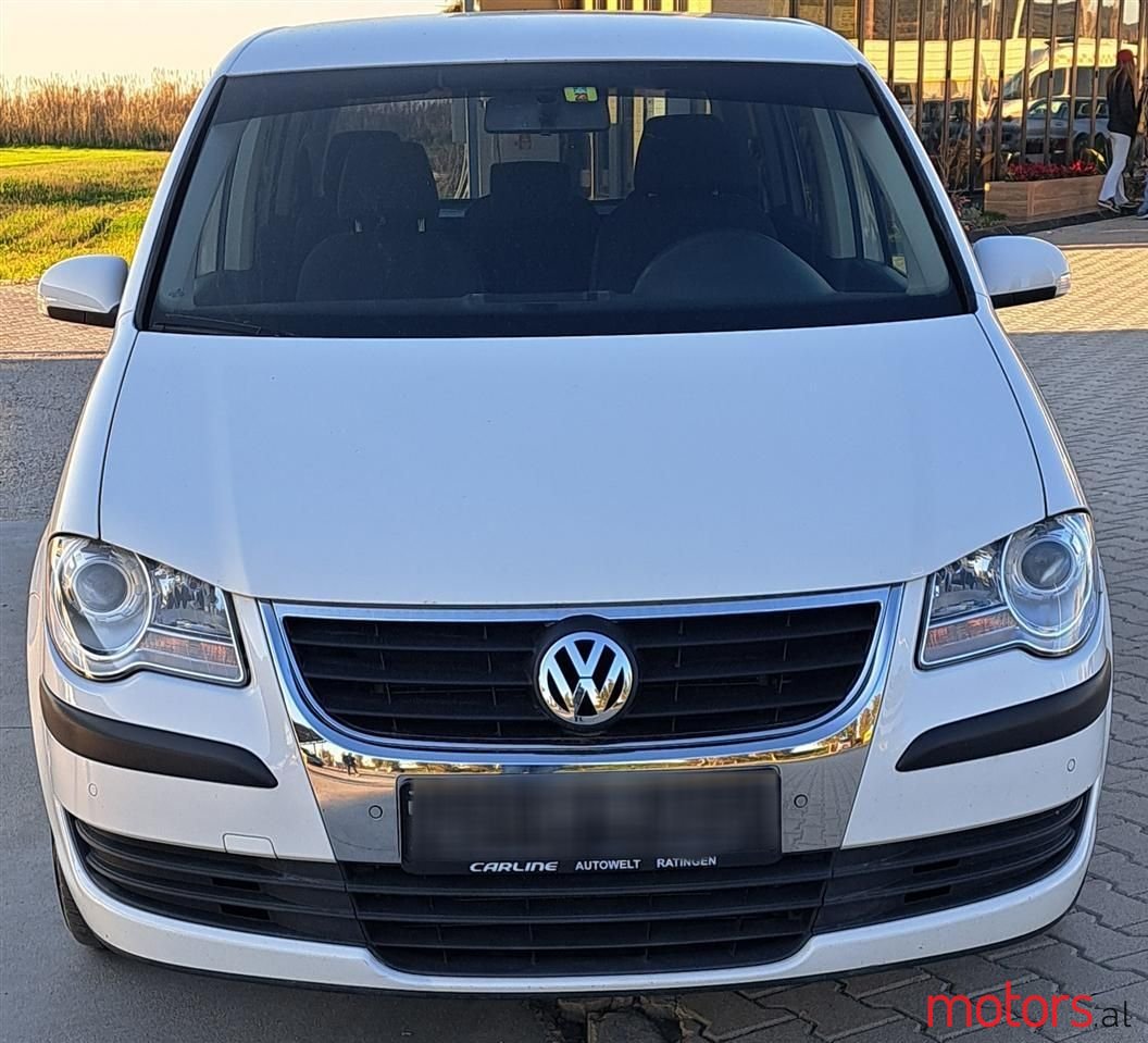 2009' Volkswagen Touran photo #2