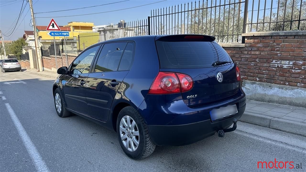 2004' Volkswagen Golf photo #2