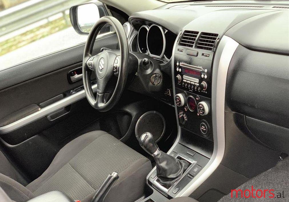 2010' Suzuki Grand Vitara photo #2
