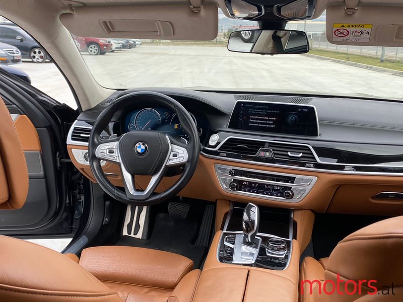 2018' BMW 740 photo #7