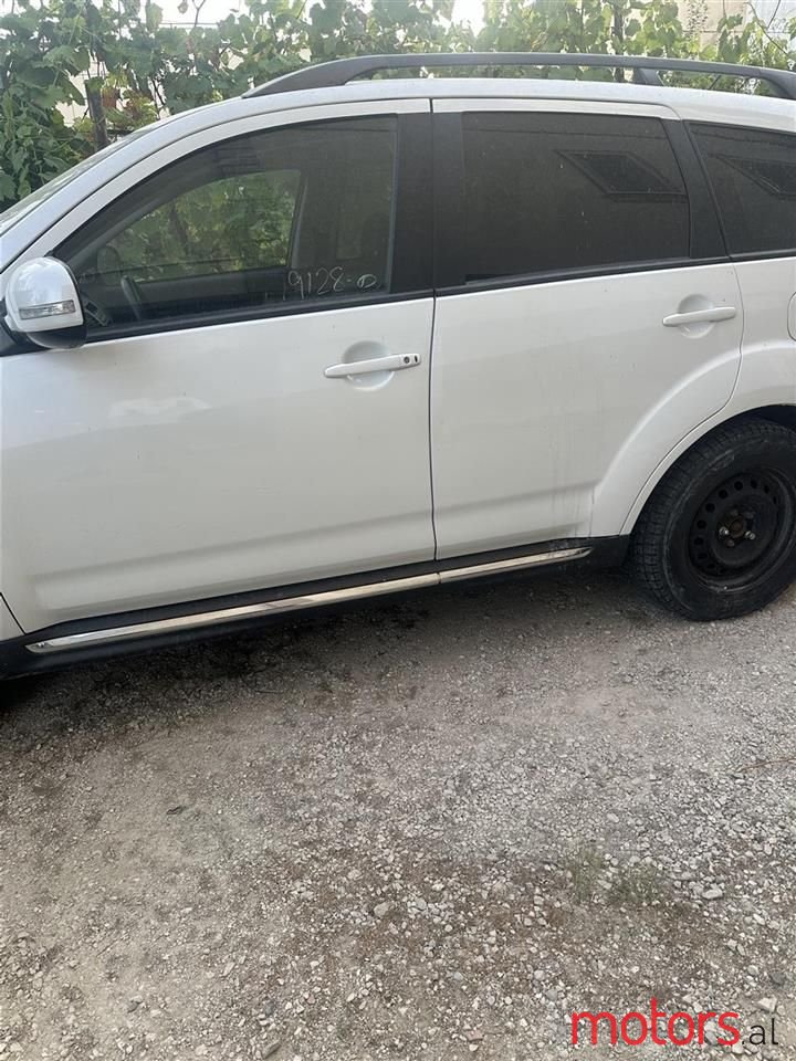 2010' Mitsubishi Outlander photo #5