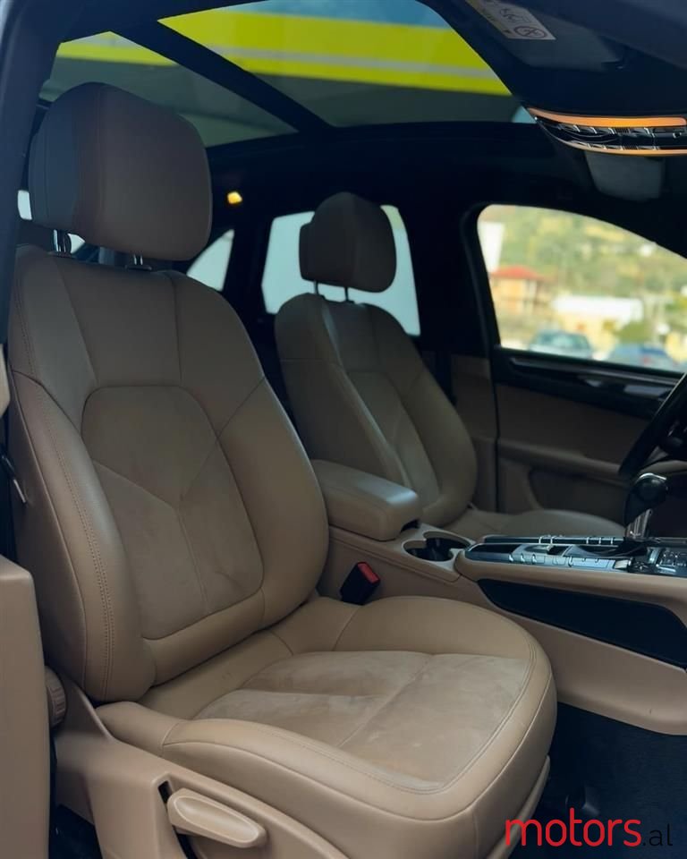 2019' Porsche Macan photo #5