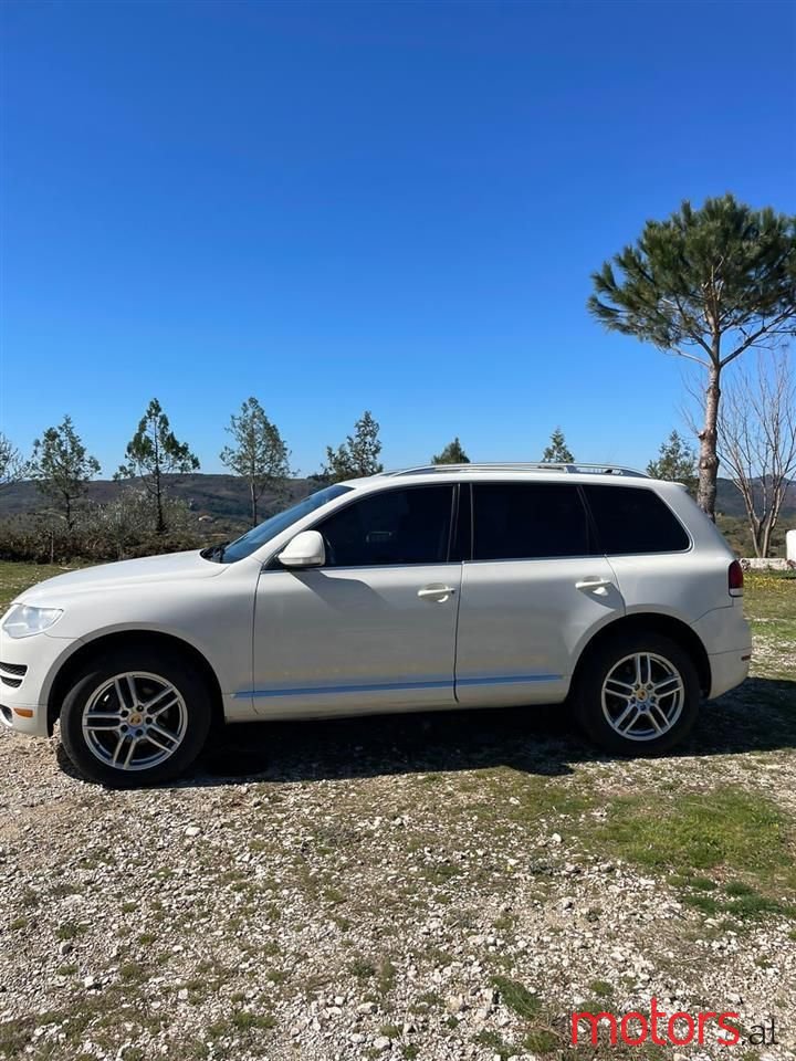 2010' Volkswagen Touareg photo #1