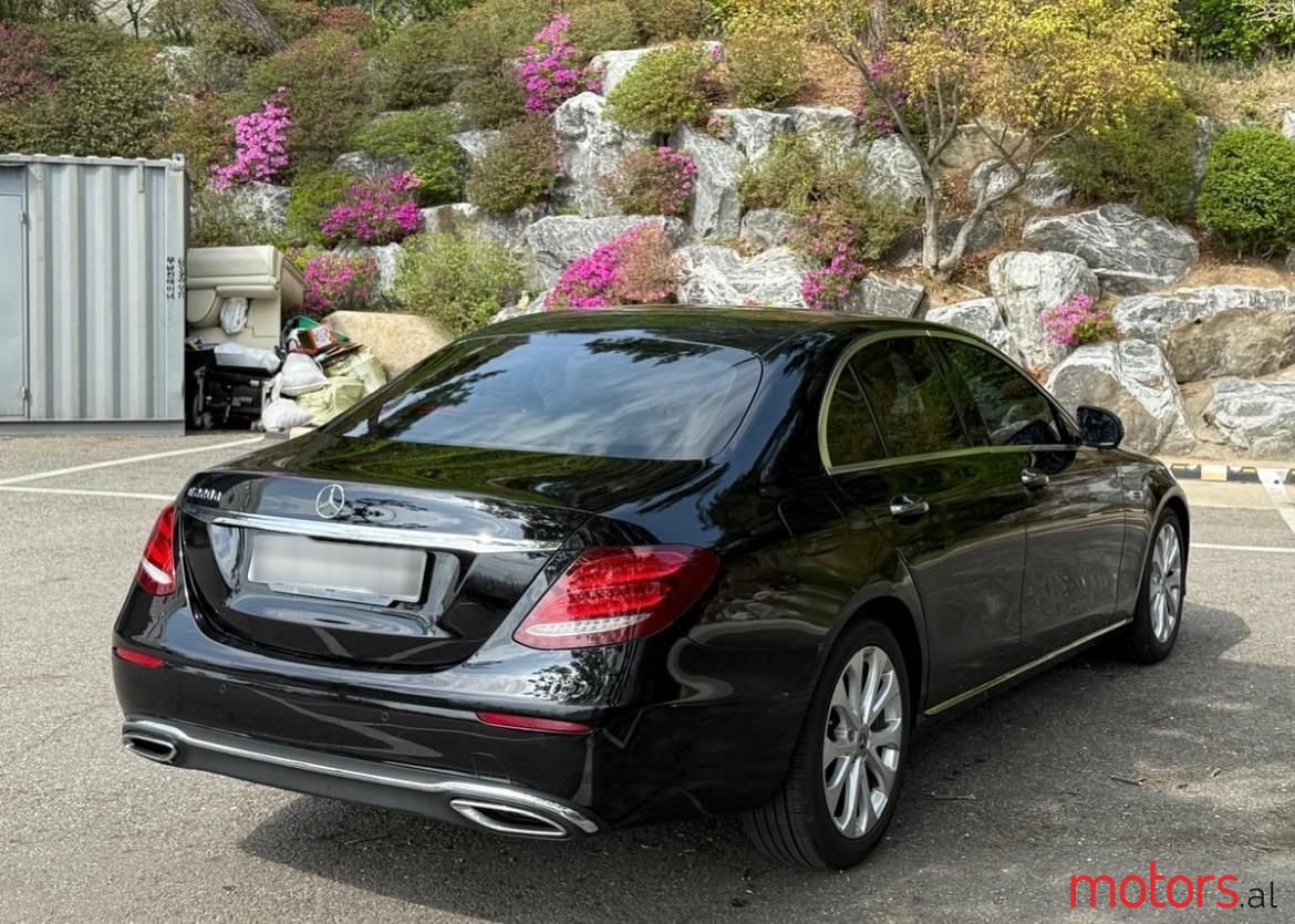 2017' Mercedes-Benz E 220 photo #2