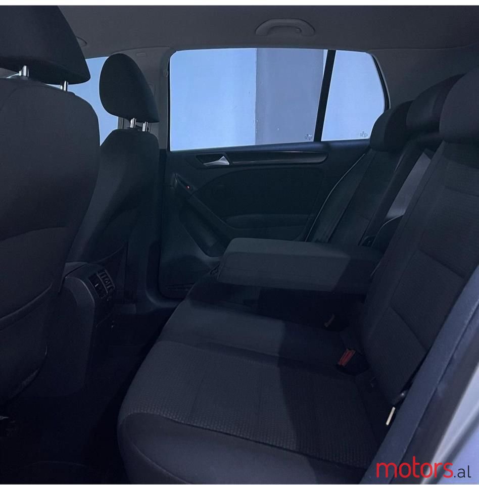 2011' Volkswagen Golf photo #2