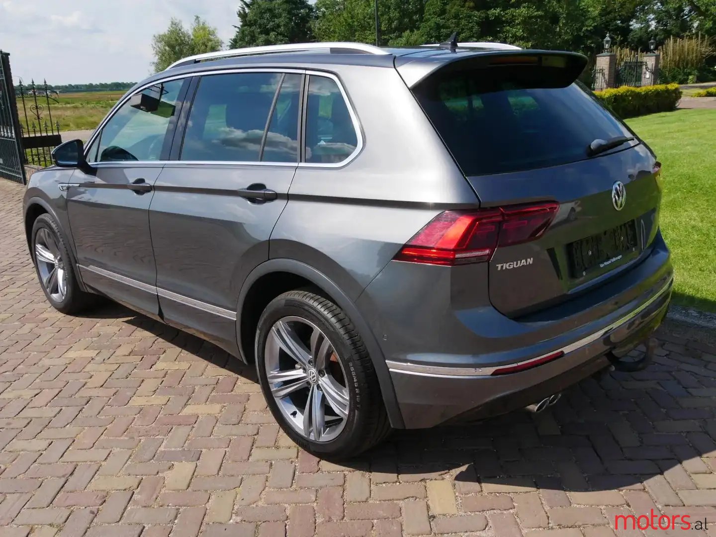 2018' Volkswagen Tiguan photo #6