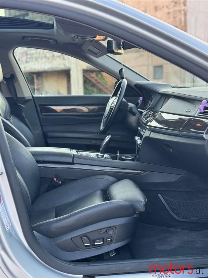 2011' BMW 730 photo #3