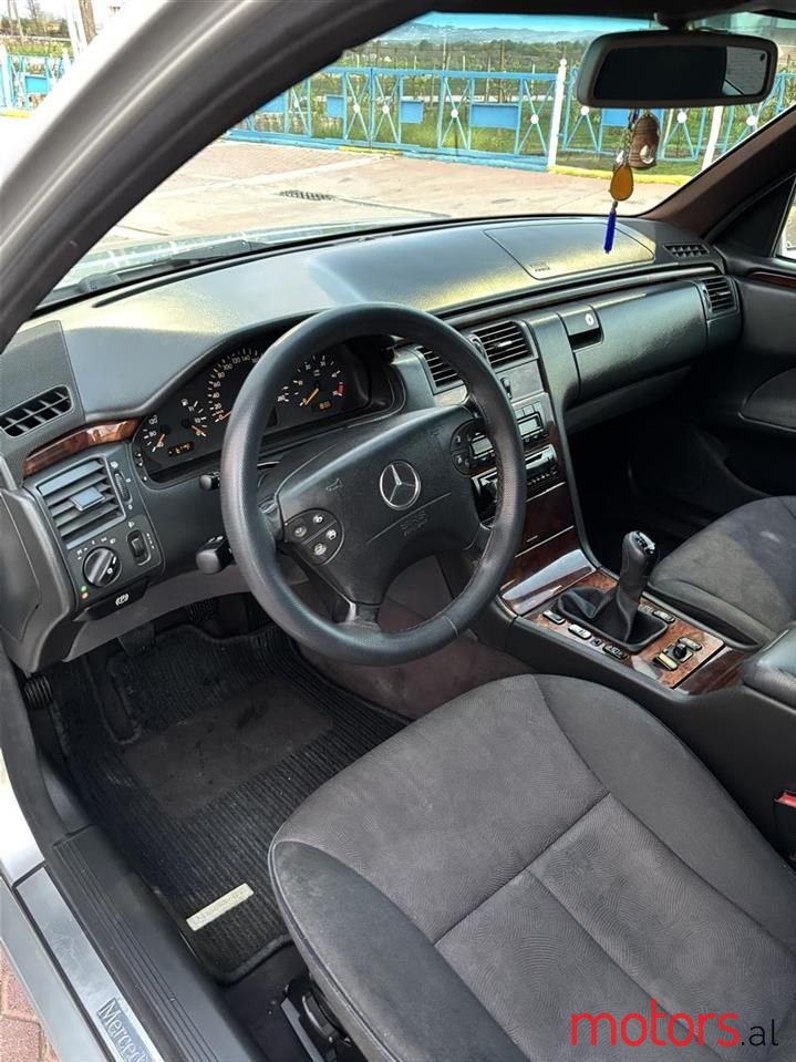 2001' Mercedes-Benz E 220 photo #2