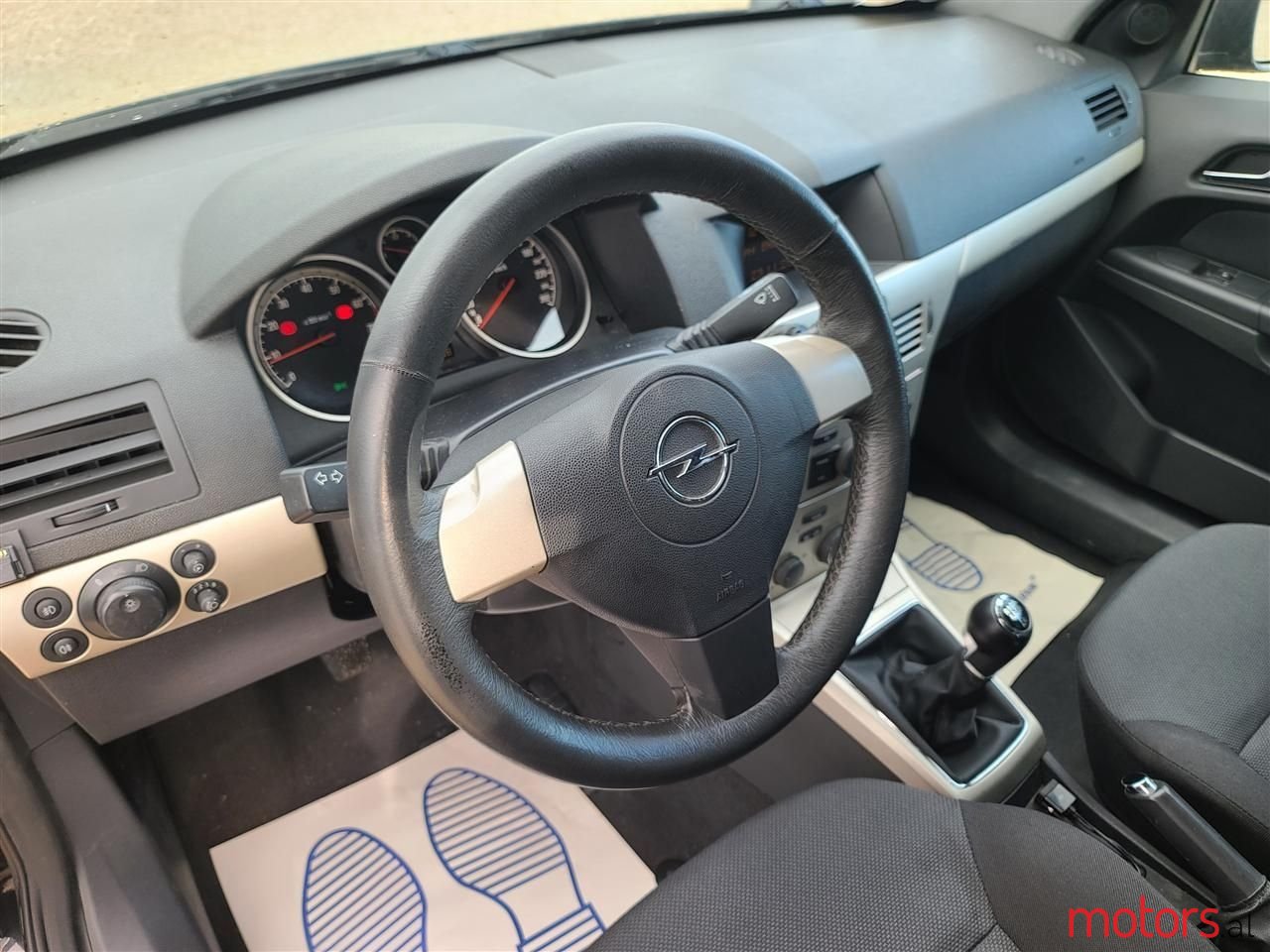 2008' Opel Astra photo #2