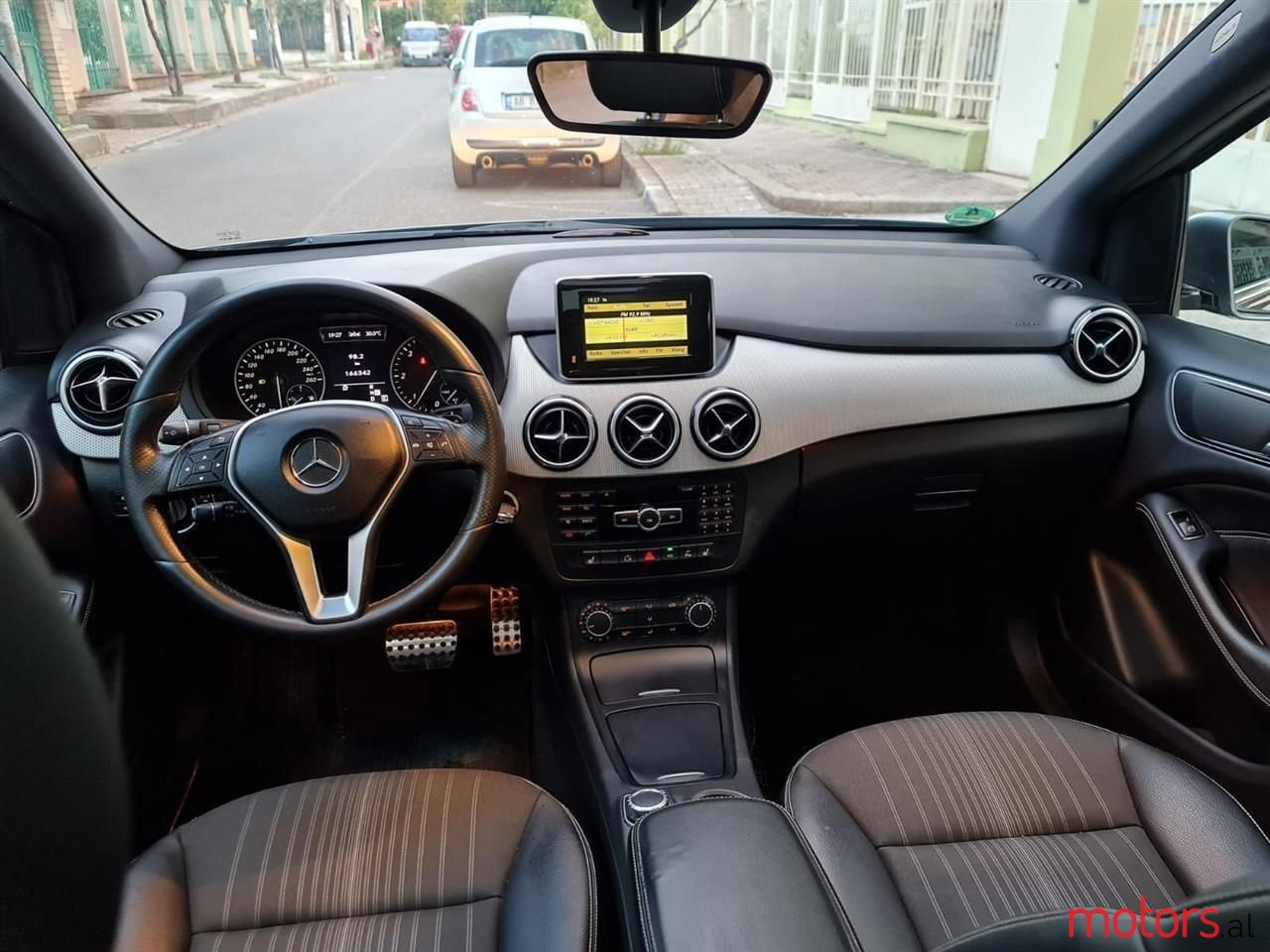 2012' Mercedes-Benz B 200 photo #5