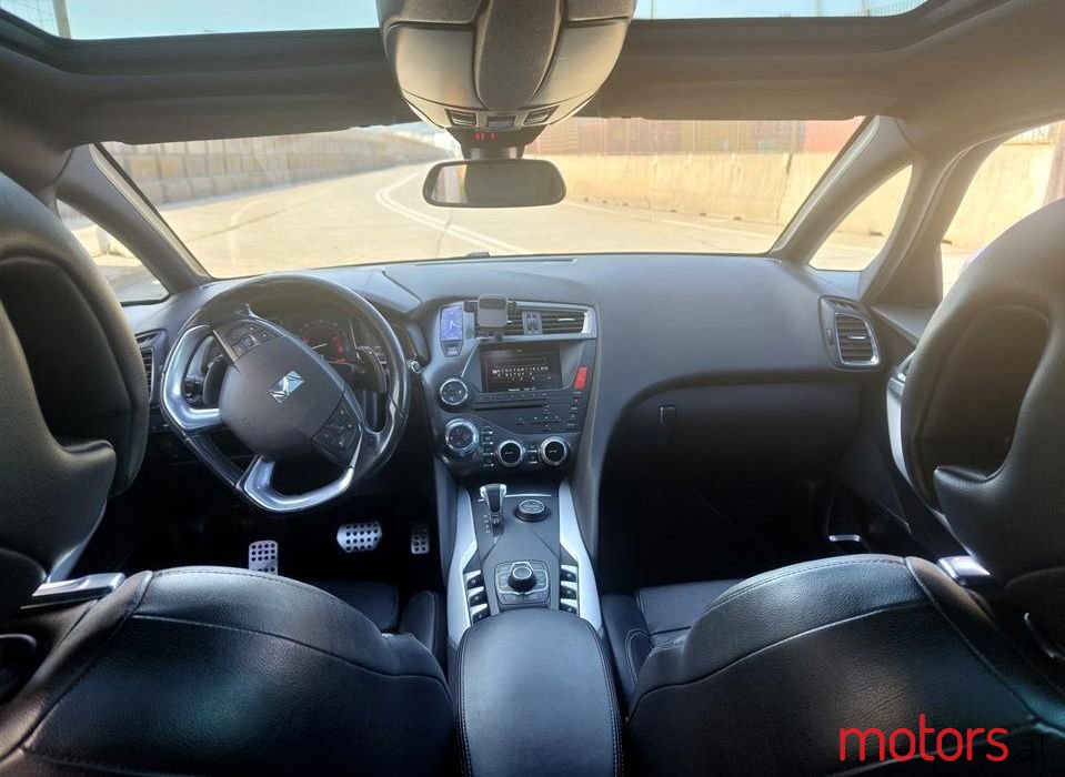 2012' Citroen DS5 photo #2