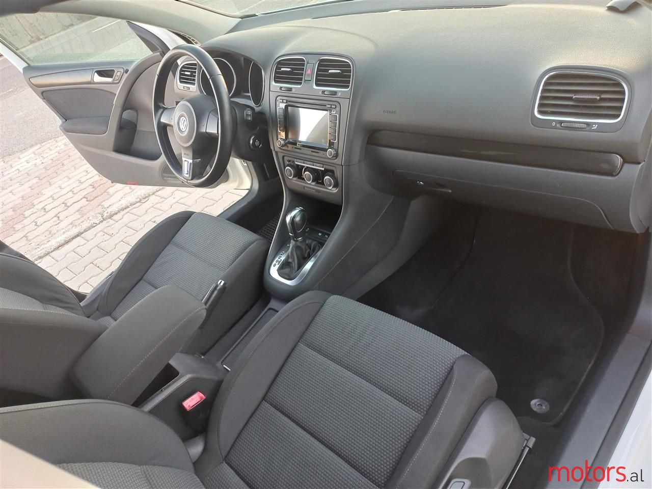 2011' Volkswagen Golf photo #4