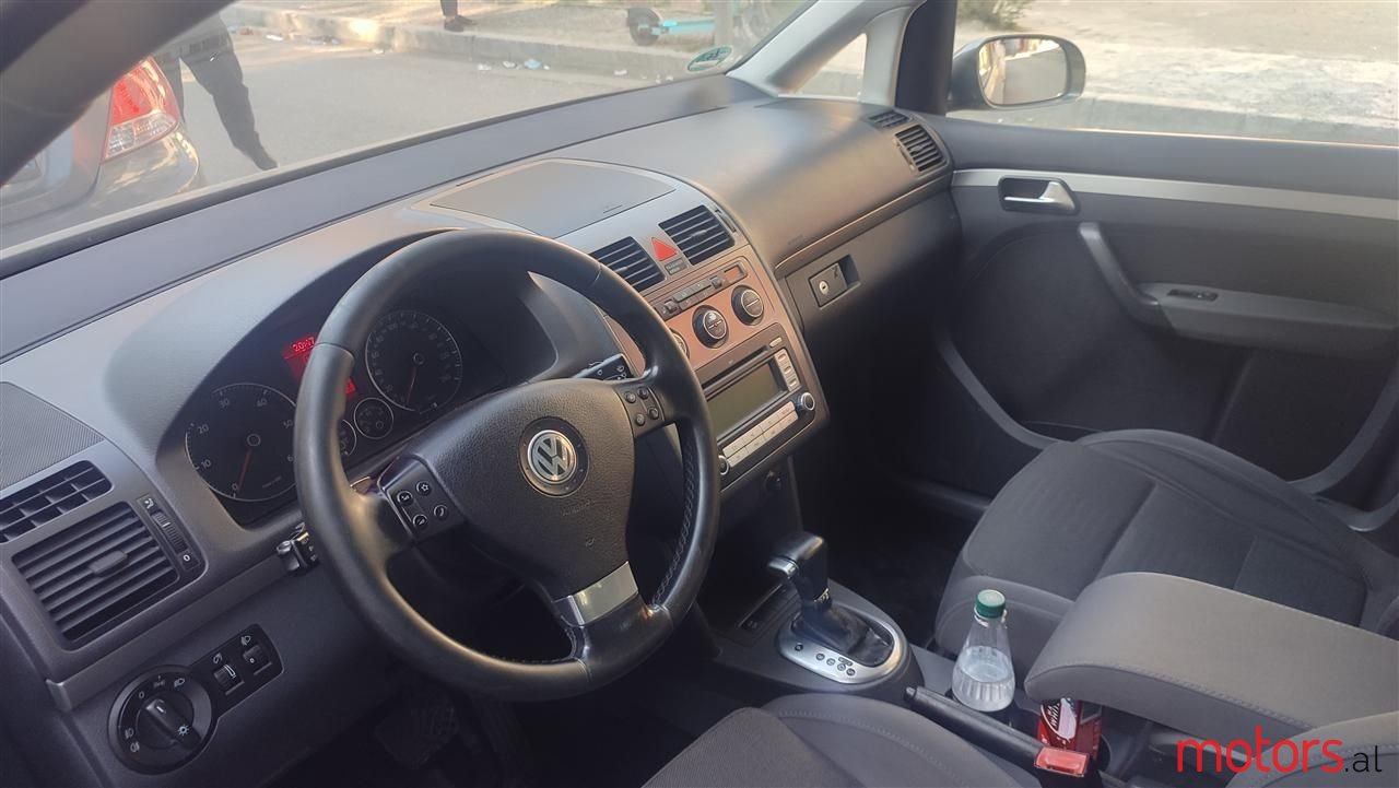 2007' Volkswagen Touran photo #5
