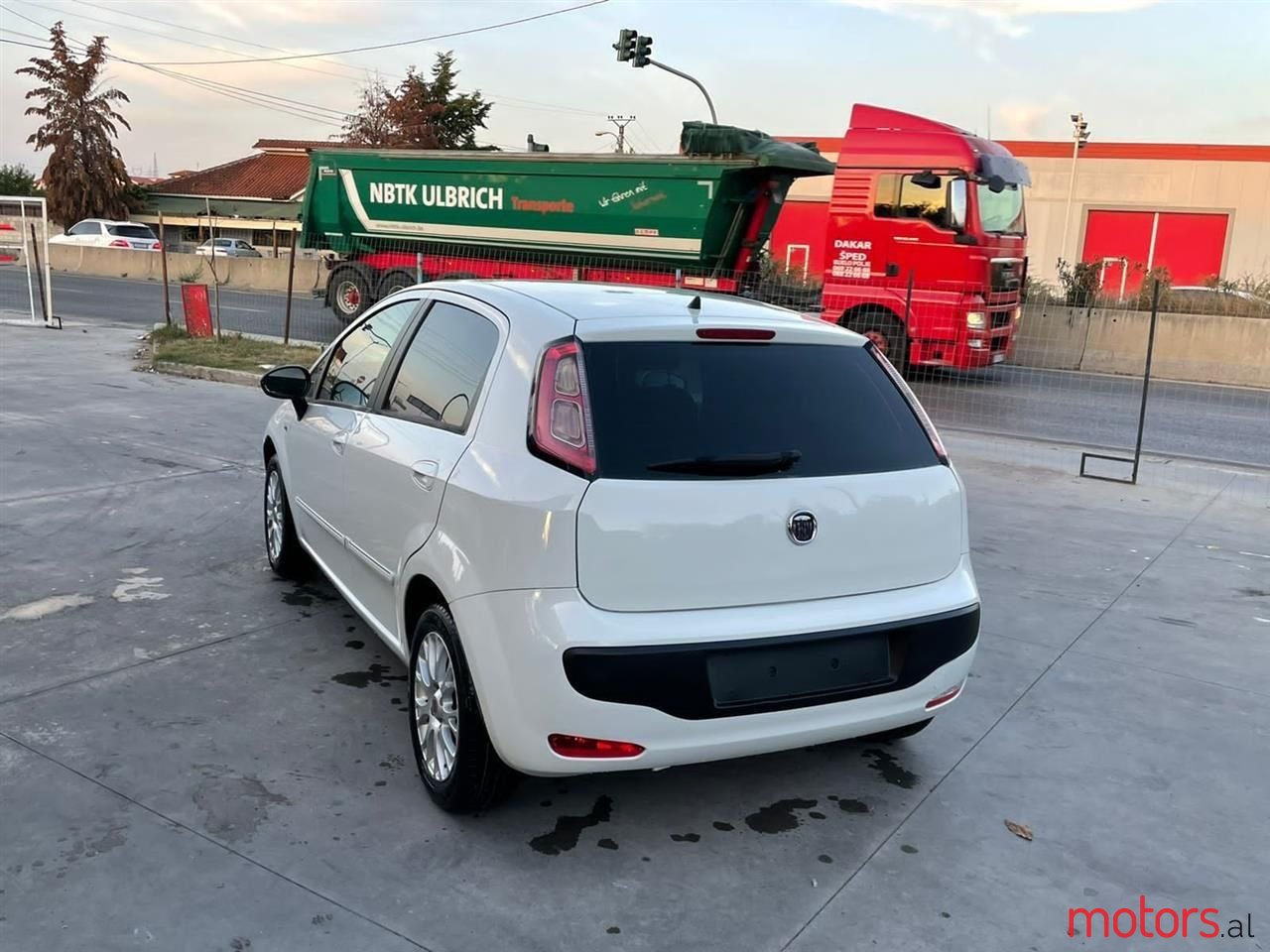 2011' Fiat Punto Evo photo #2