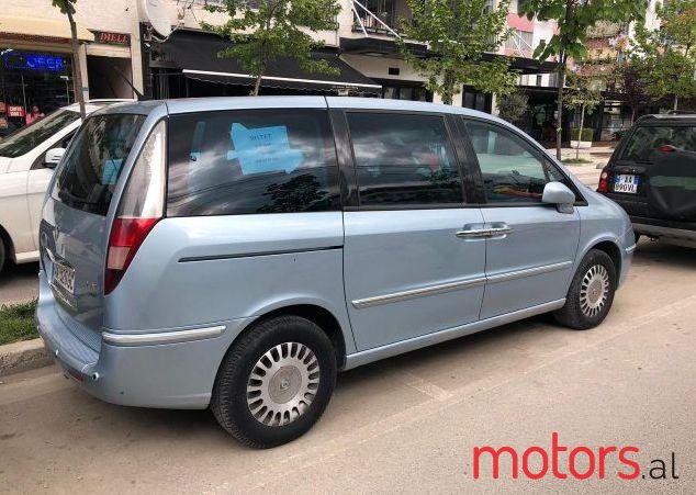 2004' Lancia Phedra photo #1