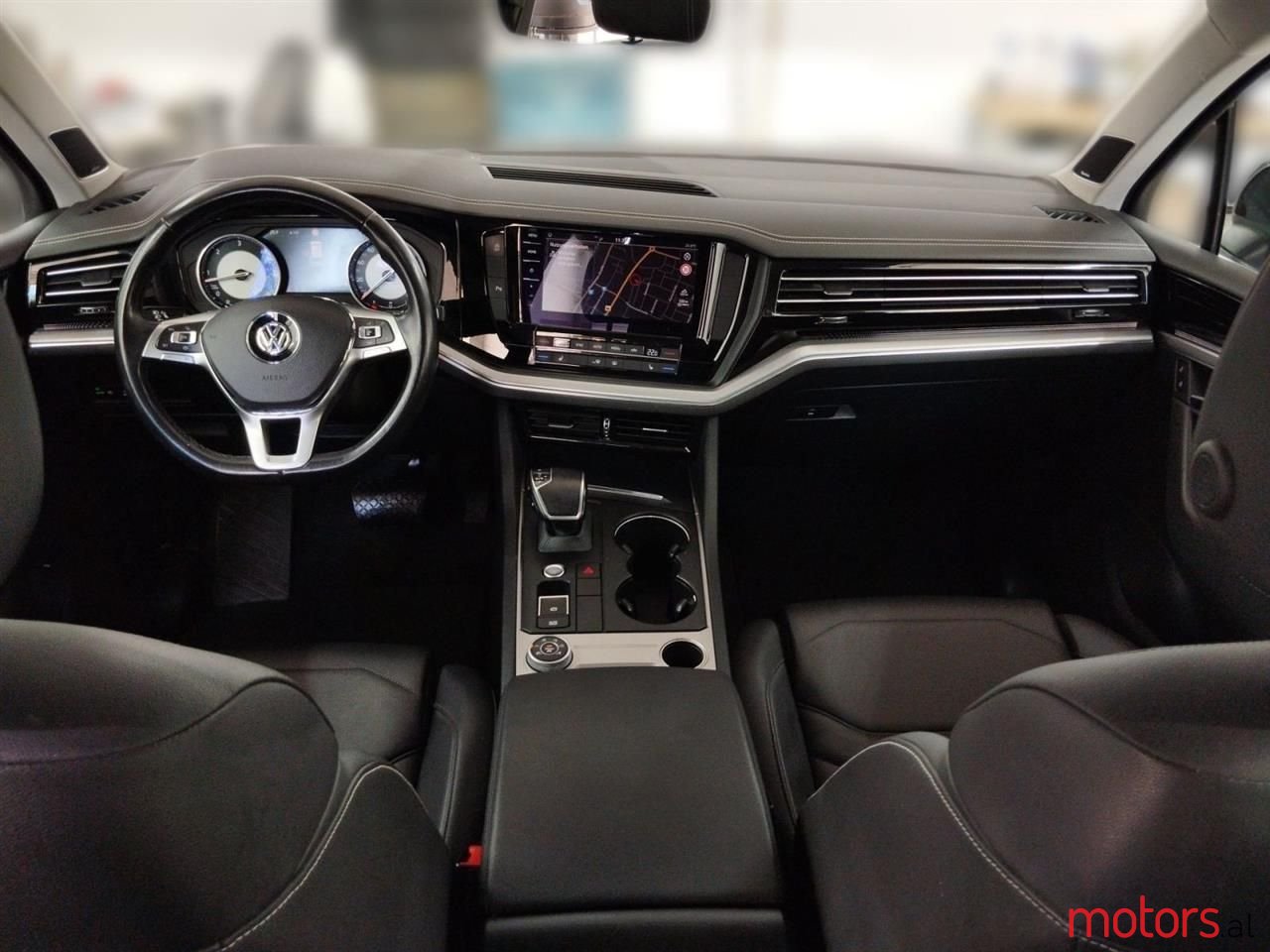 2019' Volkswagen Touareg photo #4