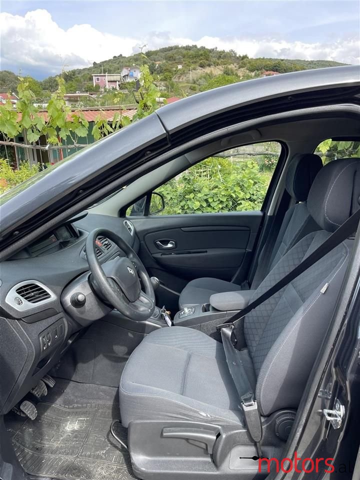 2010' Renault Scenic photo #4