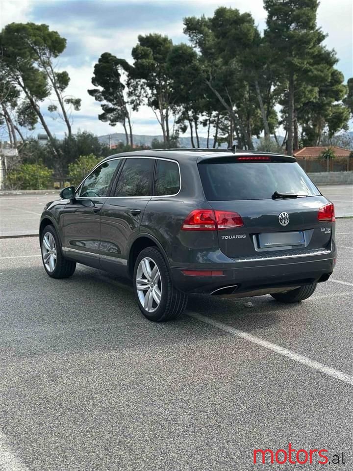 2013' Volkswagen Touareg photo #3